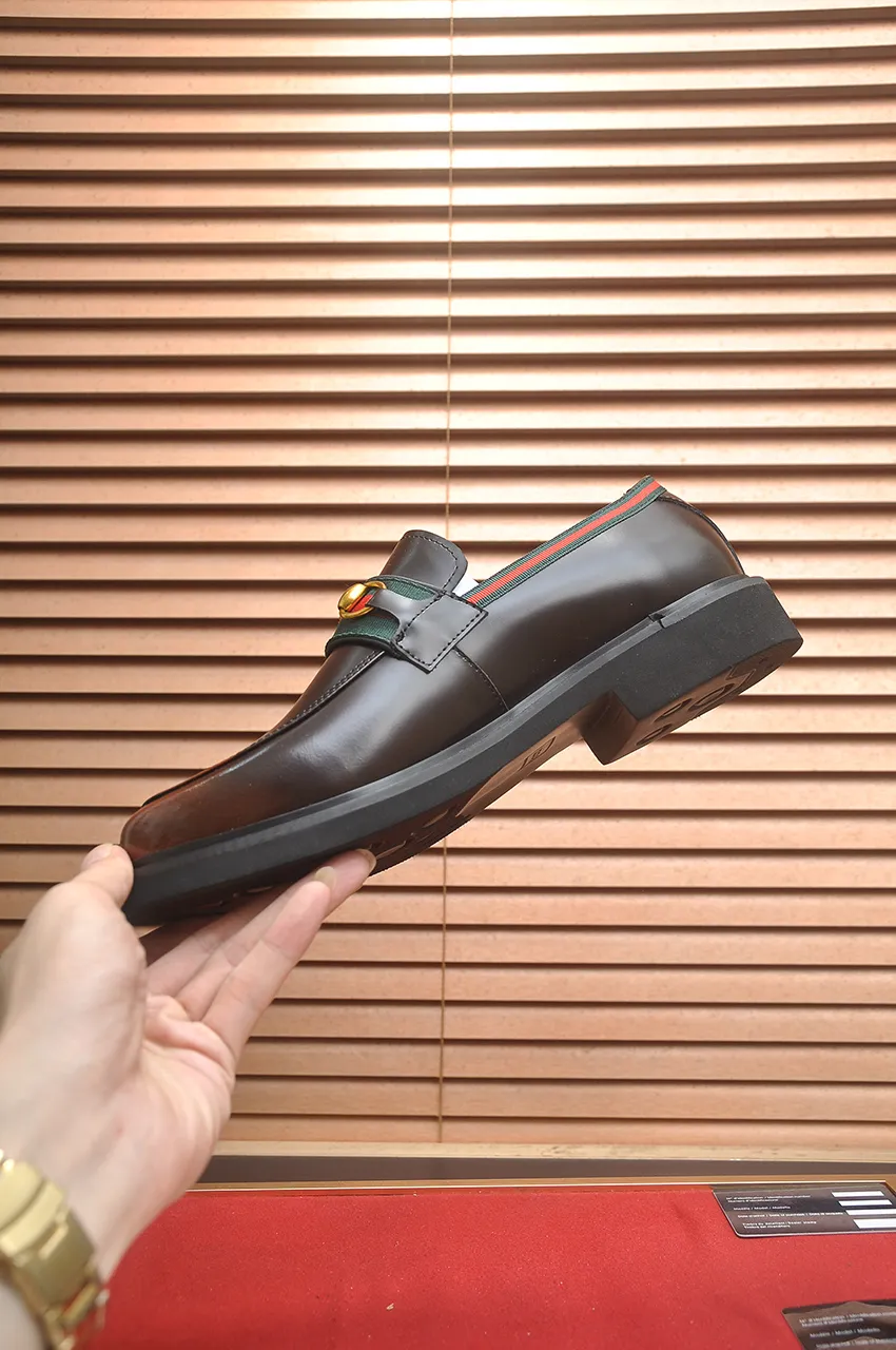 Men's shoes💰540💶Italy's top luxury men's shoe giant (GUCCI) (Gucci) (full cowhide lining) new arrival🍃Original European style🔰 Pleasant to the eye😍In order to make the shoes more durable and non-deformable🌀The production continues to follow traditional methods but there is still no lack of innovation💪Choose original sheepskin for the leather♻️ Smooth and natural And extra bright ⭐Made of imported cowhide, the first choice of rich people 38-45 (45 customized)